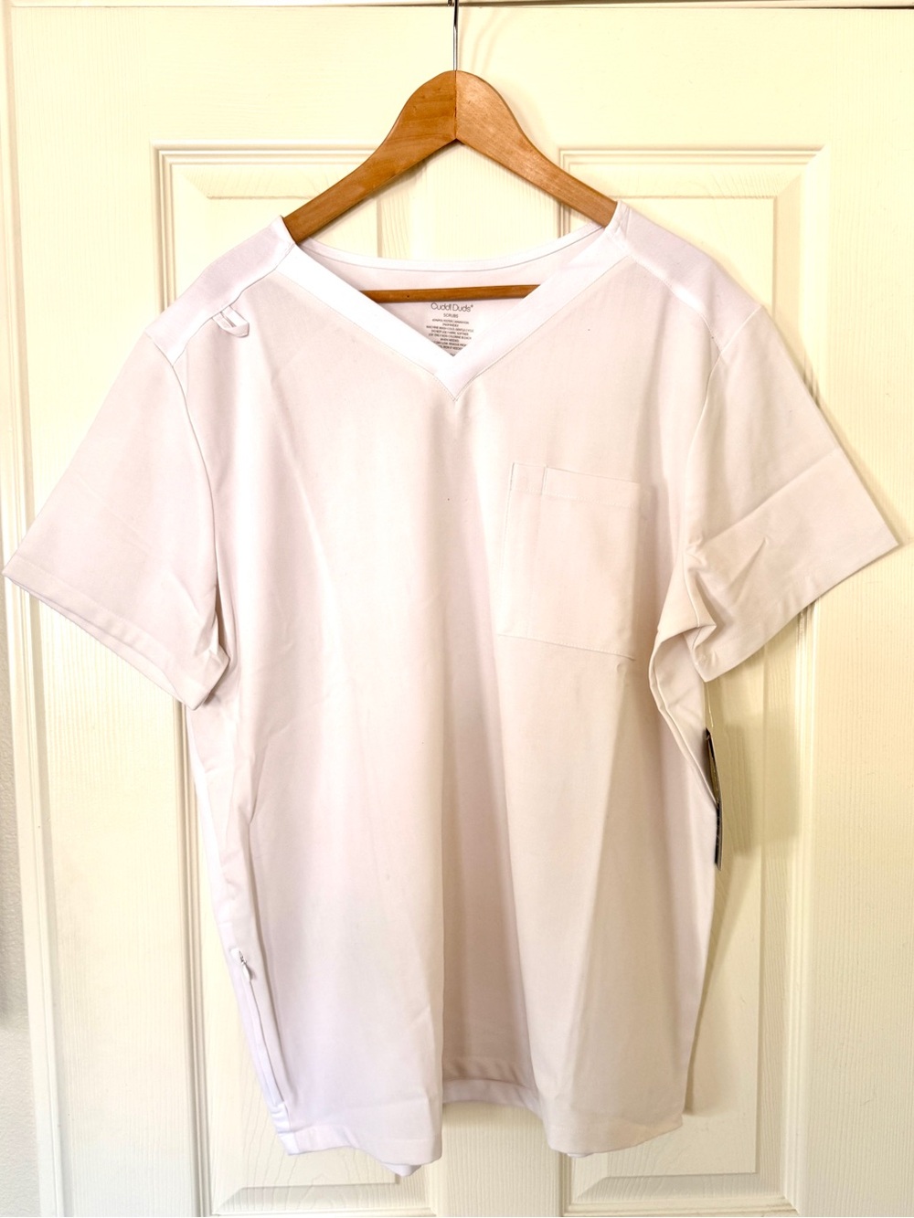 Cuddl Duds Men's White V-Neck Pocket Scrub Top - NEW WITH TAGS sz Large